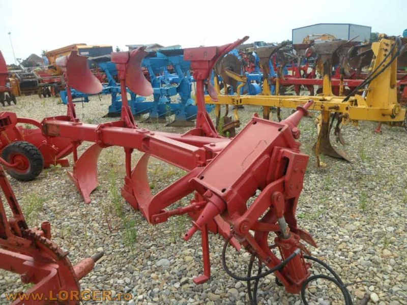 Plug Kverneland cu 3 trupite