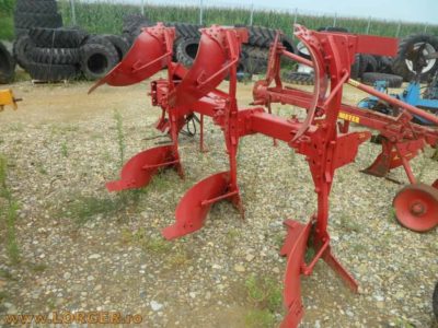 Plug Kverneland cu 3 trupite