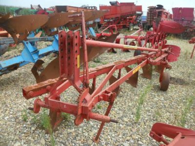 Plug Kverneland cu 3 trupite