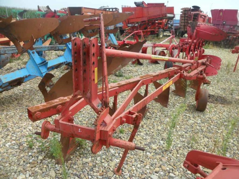 Plug Kverneland cu 3 trupite