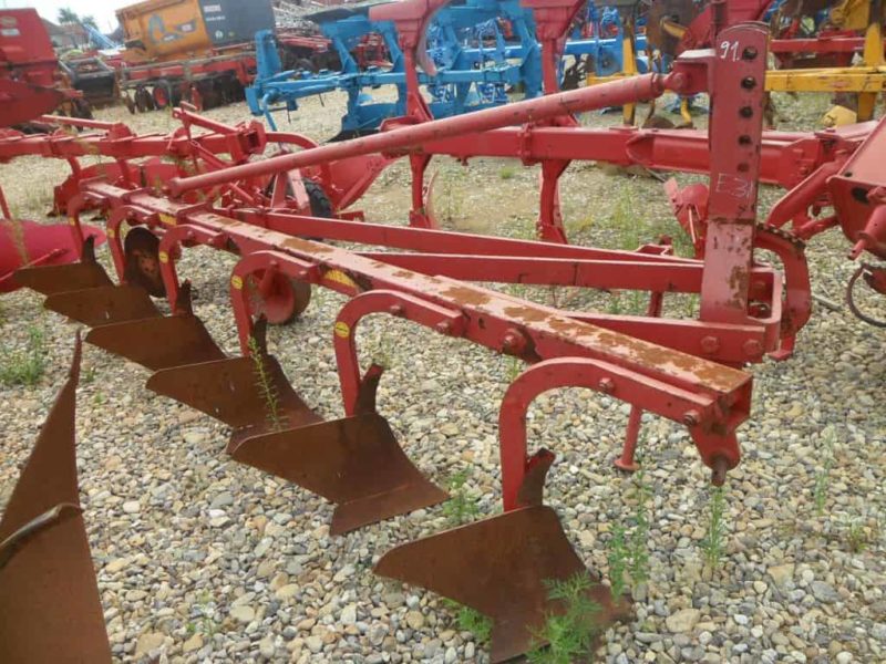 Plug Kverneland cu 3 trupite