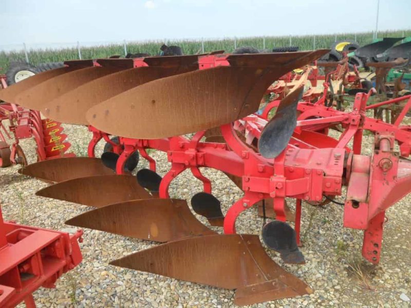 Plug Kverneland cu 3 trupite