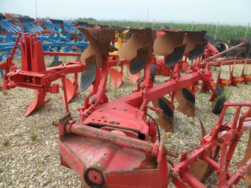 Plug Kverneland cu 3 trupite