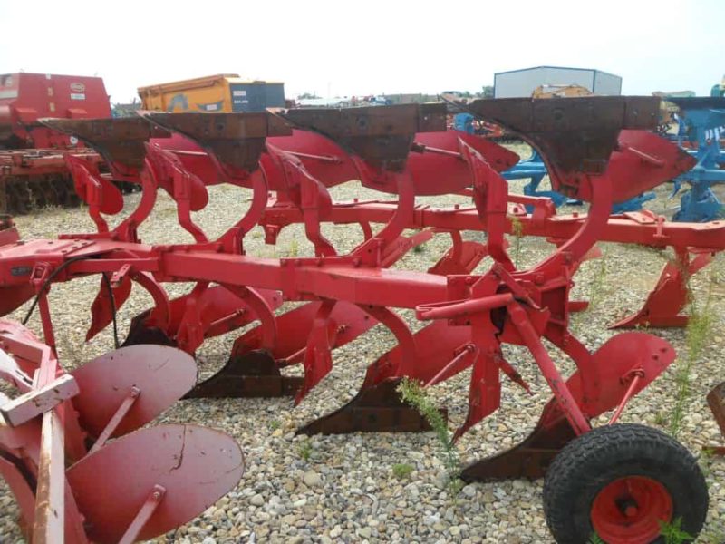 Plug Kverneland cu 3 trupite