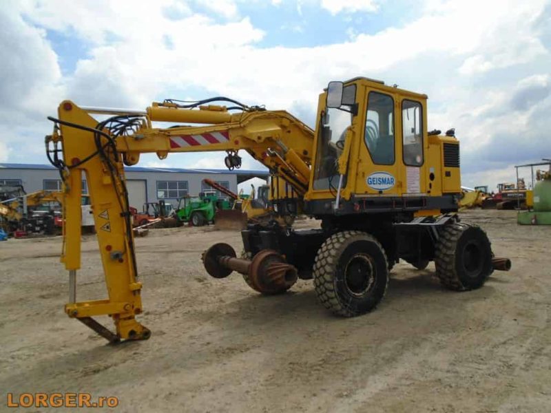 Excavator pe pneuri Geismar KGT-V pentru cale ferata