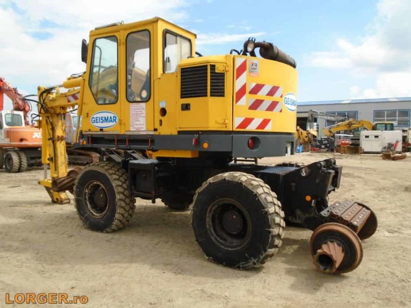Excavator pe pneuri Geismar KGT-V pentru cale ferata