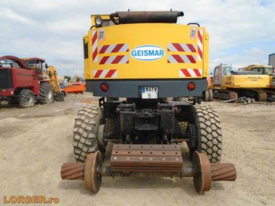 Excavator pe pneuri Geismar KGT-V pentru cale ferata