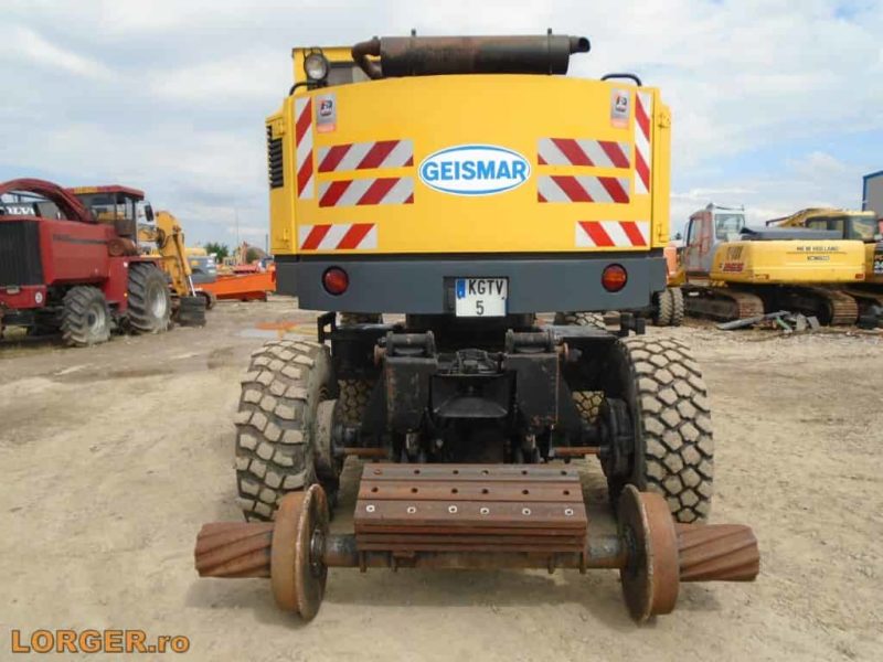 Excavator pe pneuri Geismar KGT-V pentru cale ferata