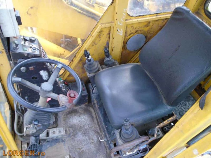 Excavator pe pneuri Geismar KGT-V pentru cale ferata