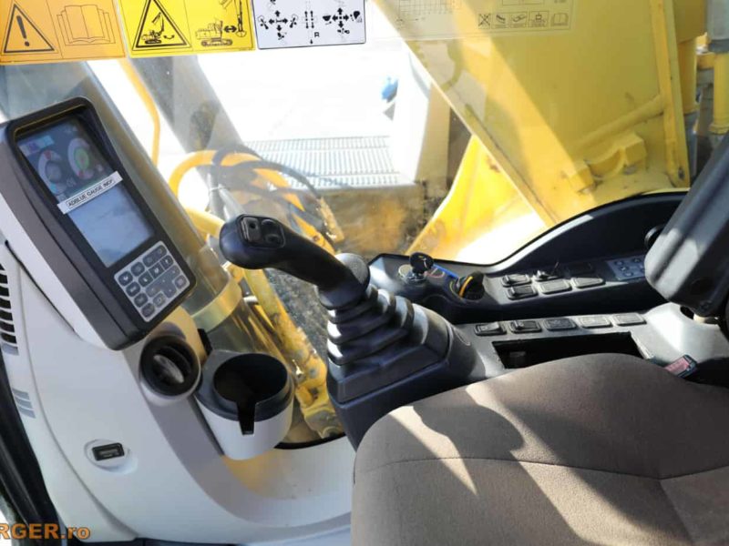 Excavator pe senile New Holland E215