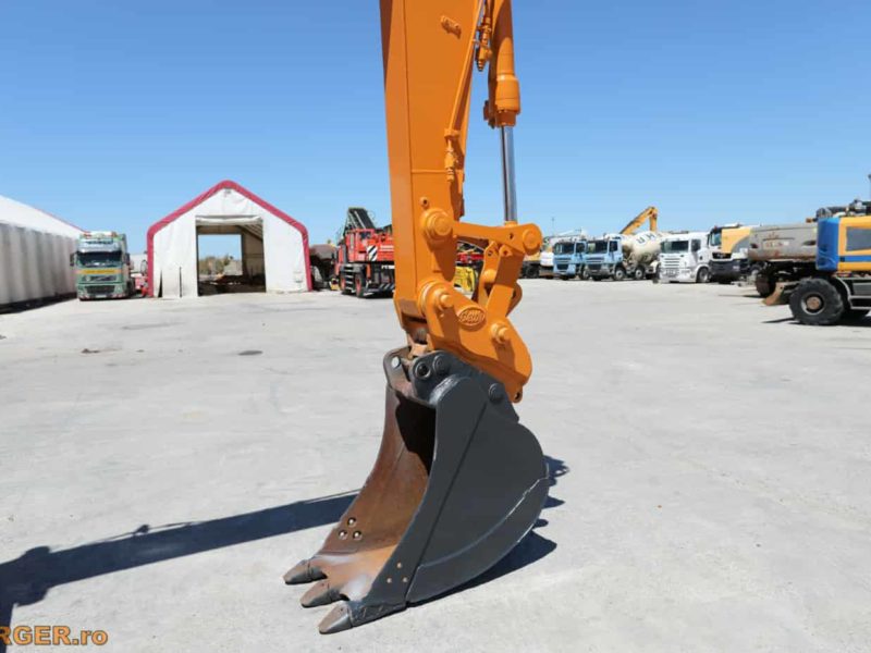 Excavator pe pneuri Case WX 145
