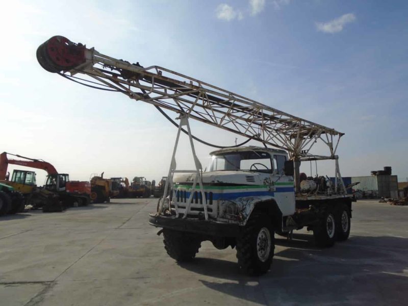 Camion ZIL 6x6 pentru forat puturi