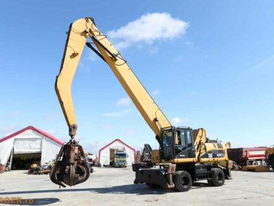 Excavator de manipulare Caterpillar M325D pe pneuri