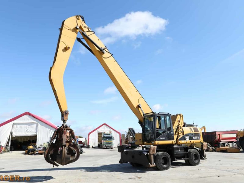 Excavator de manipulare Caterpillar M325D pe pneuri