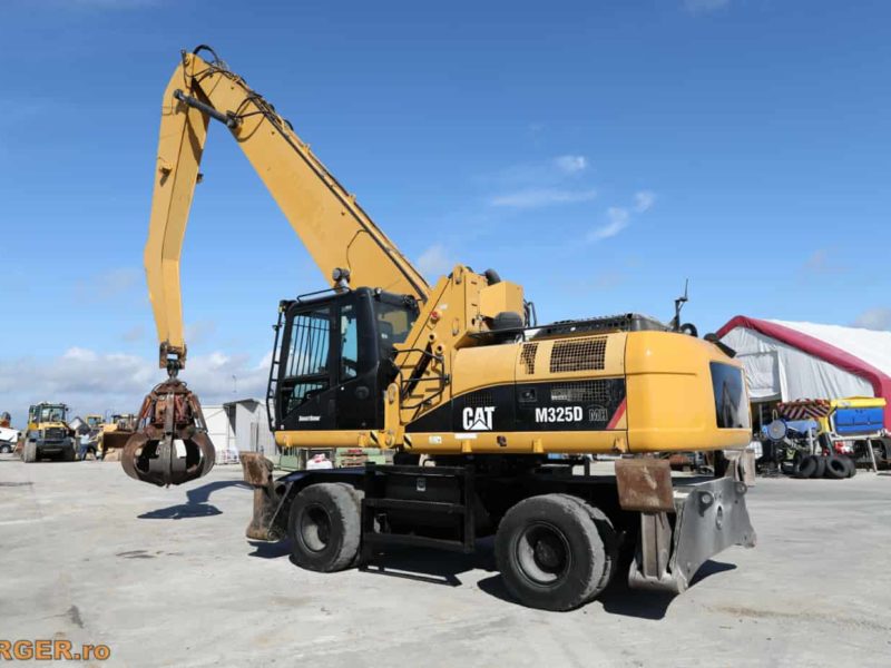 Excavator de manipulare Caterpillar M325D pe pneuri