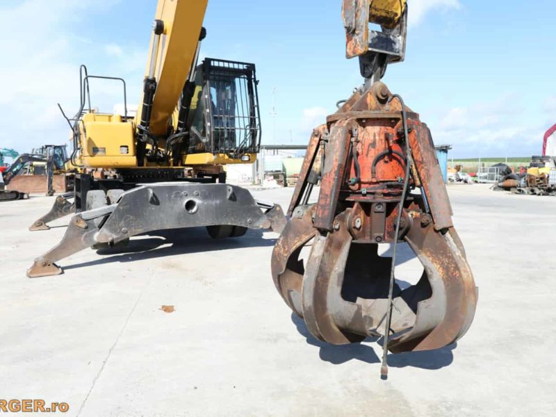 Excavator de manipulare Caterpillar M325D pe pneuri