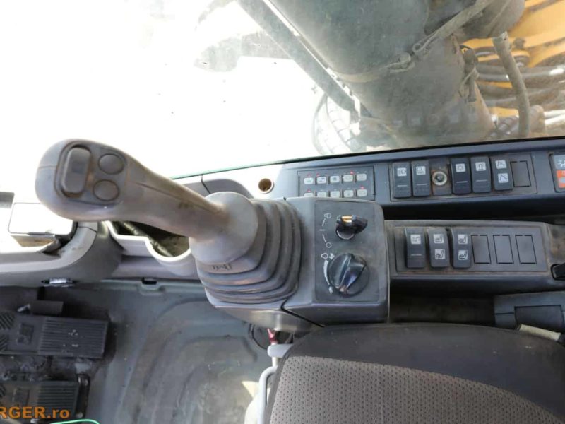 Excavator de manipulare Caterpillar M325D pe pneuri