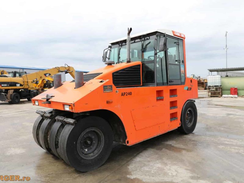 Compactor pe cauciucuri Ammann AP 240