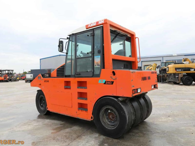 Compactor pe cauciucuri Ammann AP 240