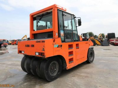 Compactor pe cauciucuri Ammann AP 240