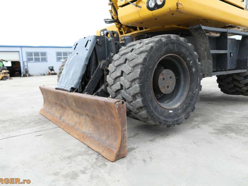 Excavator pe pneuri Komatsu PW148-10